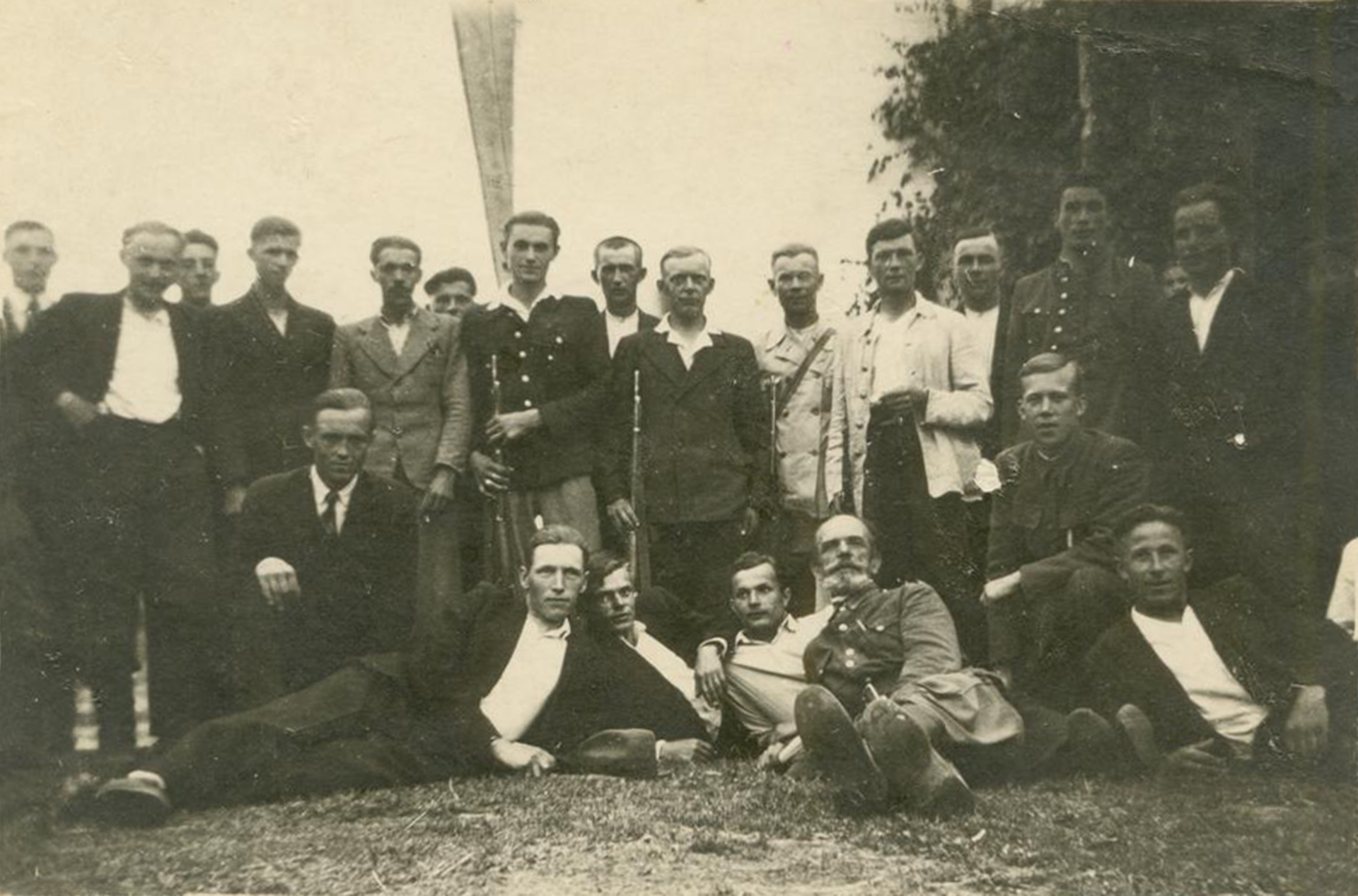 Członkowie stacjonującej w Przebrażu polskiej samoobrony utworzonej w celu obrony ludności przed atakami oddziałów UPA, 1943 r., dar prywatny: Tadeusz Wolak.